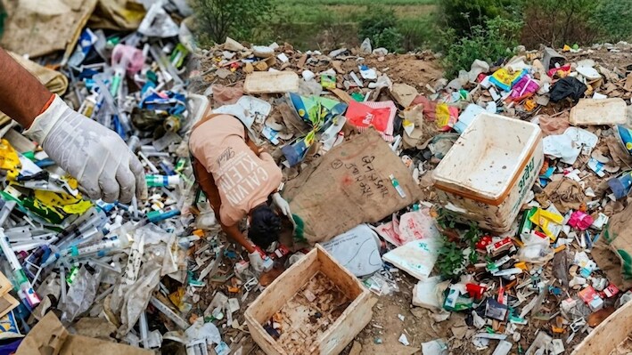 अलवर में निजी क्लीनिकों की जांच करेगा स्वास्थ्य विभाग: सड़क किनारे बायोमेडिकल वेस्ट मिलने से मचा हड़कंप