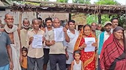 मधेपुरा में शातिर का कारनामा: स्कूल से लेकर आंगनबाड़ी में जांच कर आया, डराकर वसूली भी की और ग्रामीणों के खातों से उड़ाए 67 हजार