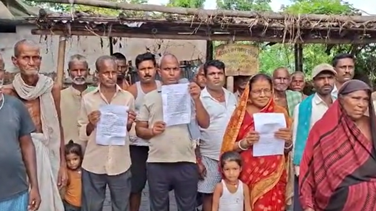 मधेपुरा में शातिर का कारनामा: स्कूल से लेकर आंगनबाड़ी में जांच कर आया, डराकर वसूली भी की और ग्रामीणों के खातों से उड़ाए 67 हजार मधेपुरा में शातिर का कारनामा: स्कूल से लेकर आंगनबाड़ी में जांच कर आया, डराकर वसूली भी की और ग्रामीणों के खातों से उड़ाए 67 हजार