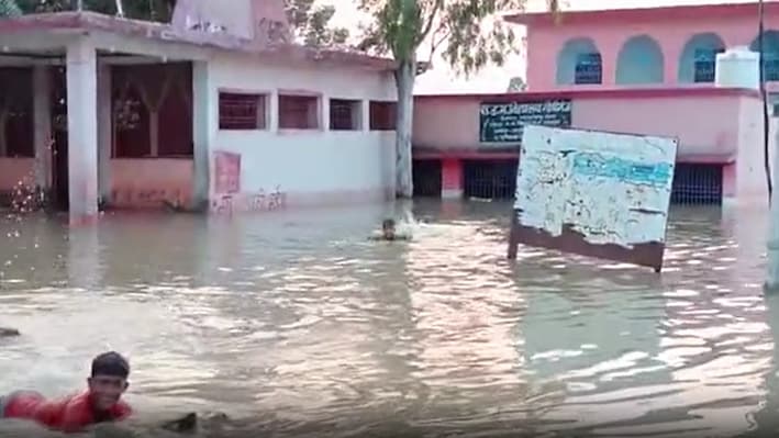 मुजफ्फरपुर मे गंडक नदी का एक और बांध टूटा: माधोपुर हजारी में सैकड़ों घरों में घुसा पानी, सारण के पानापुर में हेलीकॉप्टर से बांटी गई राहत सामग्री