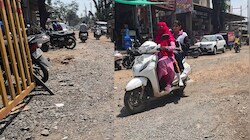 बैतूल लिंक रोड का रियलिटी चेक: 7 करोड़ का बजट, 1 साल का वक्त... फिर भी अधूरी! हिचकोले खाने को मजबूर लोग