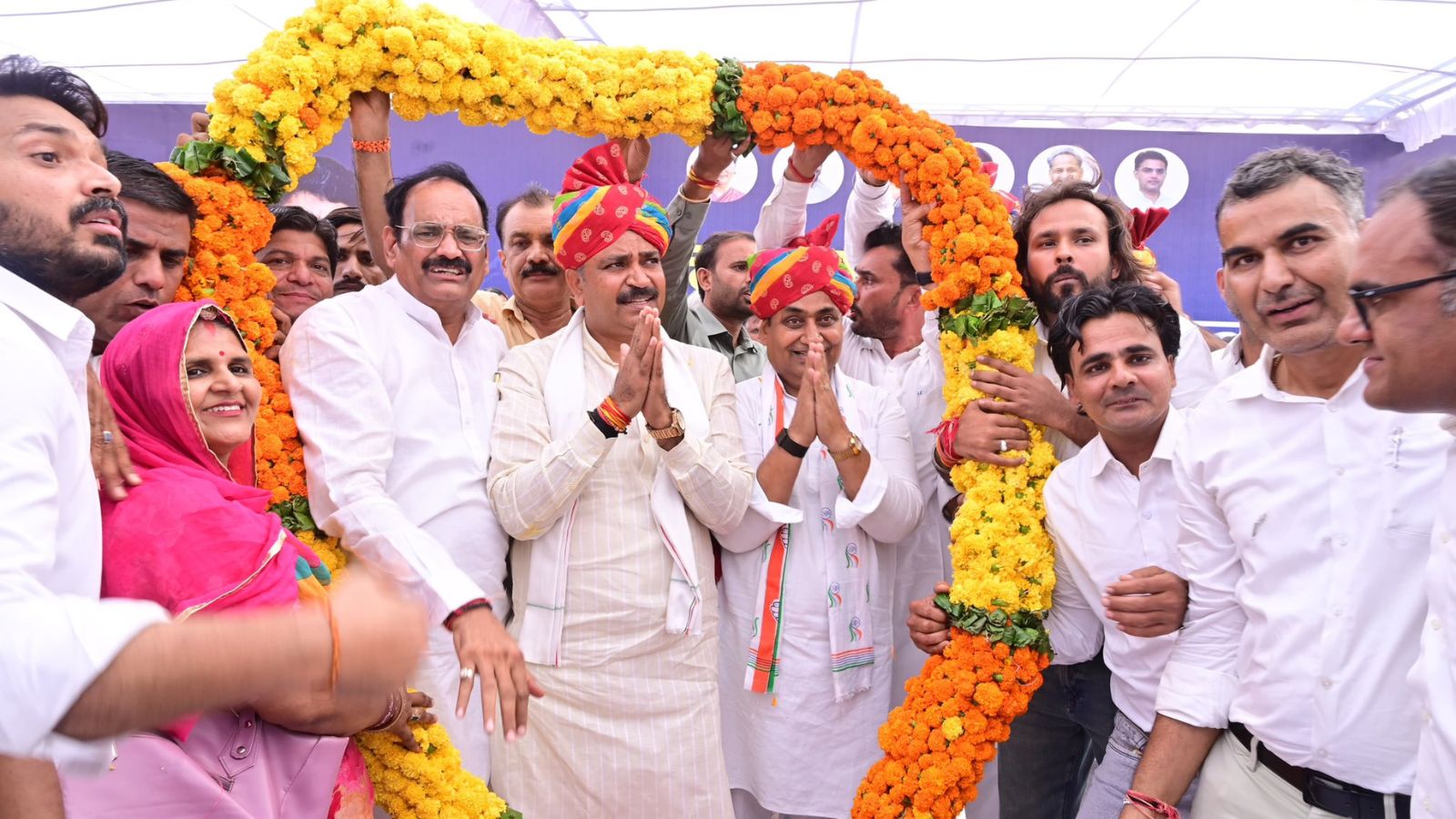 किशनगढ़ में डोटासरा-टीकाराम जूली का स्वागत: जन्मदिन पर कांग्रेस कार्यकर्ताओं ने काटा केक, पंचायती राज चुनाव को लेकर बढ़ी हलचल किशनगढ़ में डोटासरा-टीकाराम जूली का स्वागत: जन्मदिन पर कांग्रेस कार्यकर्ताओं ने काटा केक, पंचायती राज चुनाव को लेकर बढ़ी हलचल