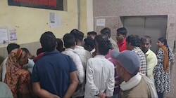 इलाज के लिए 2 घंटे भटकते रहे परिजन: झालावाड़ अस्पताल में हंगामा, आखिर क्यों स्ट्रेचर लेकर हाईवे पर पहुंचे?