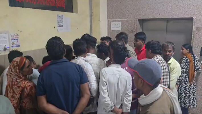 इलाज के लिए 2 घंटे भटकते रहे परिजन: झालावाड़ अस्पताल में हंगामा, आखिर क्यों स्ट्रेचर लेकर हाईवे पर पहुंचे?