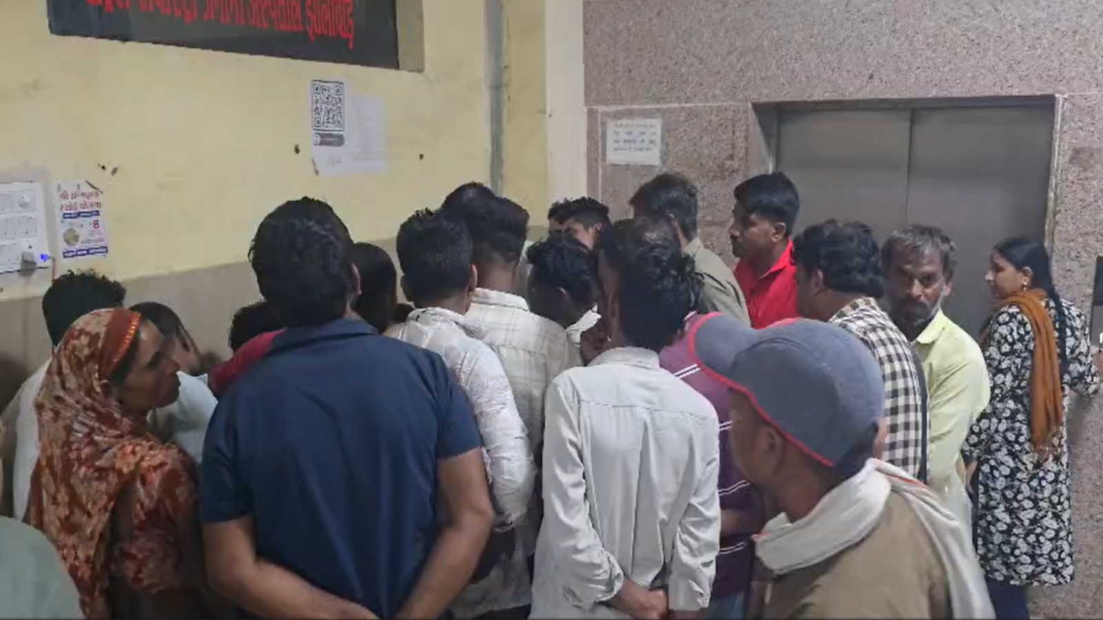 इलाज के लिए 2 घंटे भटकते रहे परिजन: झालावाड़ अस्पताल में हंगामा, आखिर क्यों स्ट्रेचर लेकर हाईवे पर पहुंचे? इलाज के लिए 2 घंटे भटकते रहे परिजन: झालावाड़ अस्पताल में हंगामा, आखिर क्यों स्ट्रेचर लेकर हाईवे पर पहुंचे?
