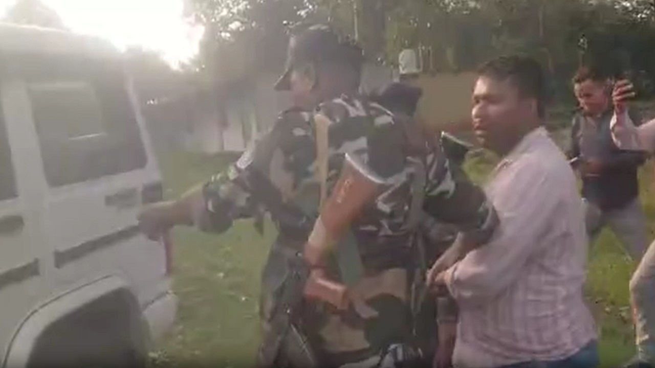 कार में घूस लेते धराया अमीन: 2 लाख नकद के साथ मांगी थी जमीन, 50 हजार रुपये रिश्वत लेते ACB ने दबोचा, बोला- 'साहबों का भी है हिस्सा' कार में घूस लेते धराया अमीन: 2 लाख नकद के साथ मांगी थी जमीन, 50 हजार रुपये रिश्वत लेते ACB ने दबोचा, बोला- 'साहबों का भी है हिस्सा'