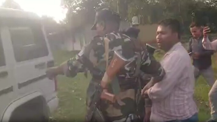 कार में घूस लेते धराया अमीन: 2 लाख नकद के साथ मांगी थी जमीन, 50 हजार रुपये रिश्वत लेते ACB ने दबोचा, बोला- 'साहबों का भी है हिस्सा'