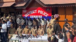 श्रीनगर पुलिस की बड़ी कामयाबी: ₹1.07 करोड़ फ्रीज, हथियार और 2 लाख से ज्यादा नशीली दवाएं जब्त; 8 दबोचे गए