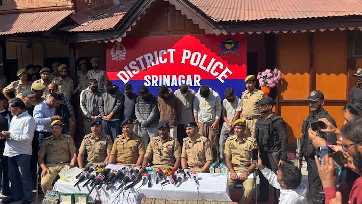 श्रीनगर पुलिस की बड़ी कामयाबी: ₹1.07 करोड़ फ्रीज, हथियार और 2 लाख से ज्यादा नशीली दवाएं जब्त; 8 दबोचे गए