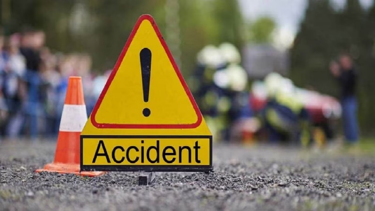 रांची भीषण सड़क हादसा: 3 युवकों की मौत, बिना हेलमेट थे सवार, CCTV खंगाल रही पुलिस रांची भीषण सड़क हादसा: 3 युवकों की मौत, बिना हेलमेट थे सवार, CCTV खंगाल रही पुलिस