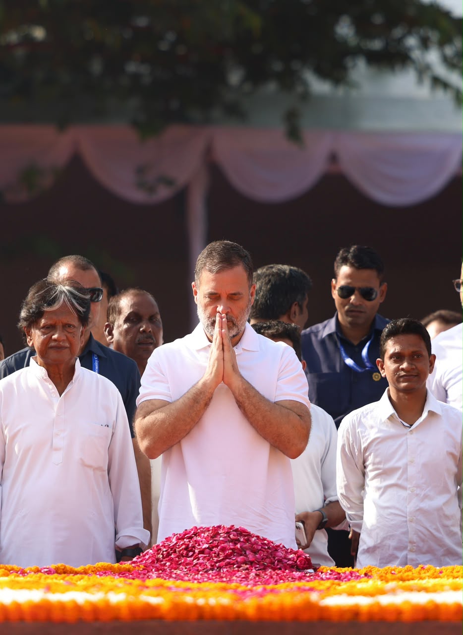 राहुल गांधी ने बापू को किया नमन