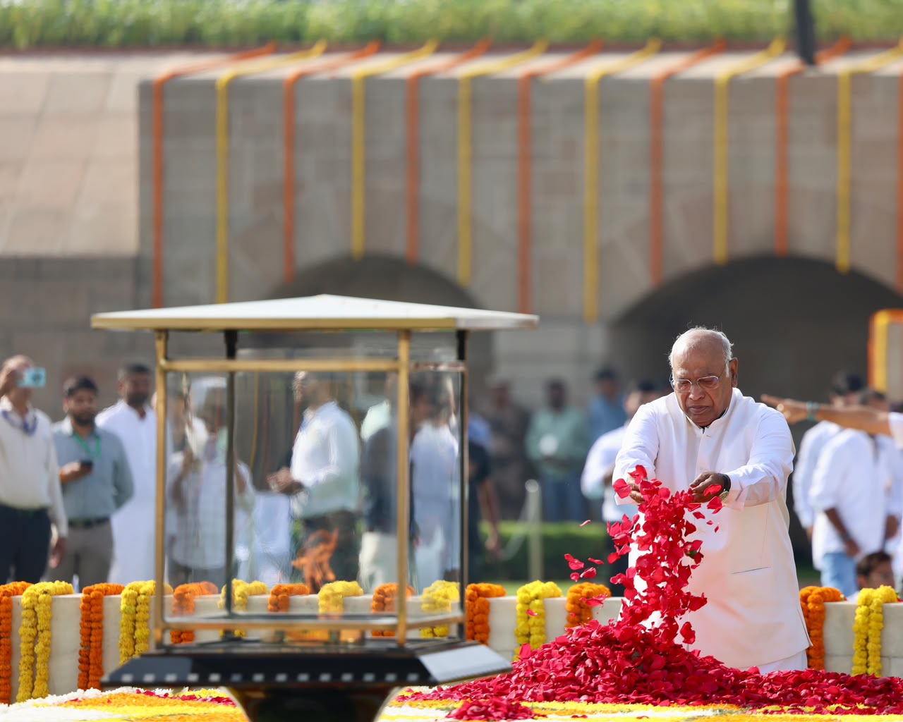 खरगे ने भी बापू को याद किया