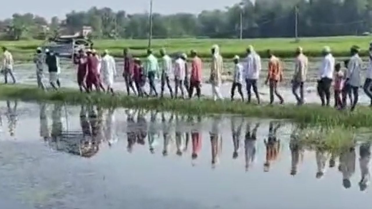 दरभंगा में जनाजा ले जाने के रास्ते को लेकर विवाद: पुलिस ने बताई पूरी सच्चाई, वैकल्पिक मार्ग से पहुंचाया गया कब्रिस्तान दरभंगा में जनाजा ले जाने के रास्ते को लेकर विवाद: पुलिस ने बताई पूरी सच्चाई, वैकल्पिक मार्ग से पहुंचाया गया कब्रिस्तान