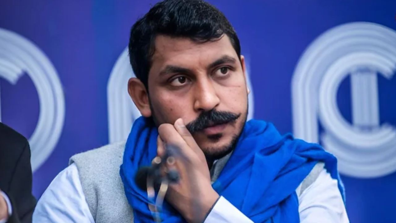 नगीना सांसद चंद्रशेखर आजाद पर कोर्ट का कड़ा शिकंजा: गैर-जमानती वारंट जारी, संपत्ति कुर्क करने के आदेश नगीना सांसद चंद्रशेखर आजाद पर कोर्ट का कड़ा शिकंजा: गैर-जमानती वारंट जारी, संपत्ति कुर्क करने के आदेश