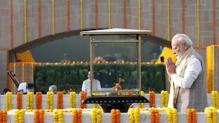 PHOTOS: राष्ट्रपति मुर्मू से लेकर पीएम मोदी तक.. राजघाट पहुंच दिग्गजों ने बापू को किया नमन; BJP ने चलाया स्वच्छता अभियान