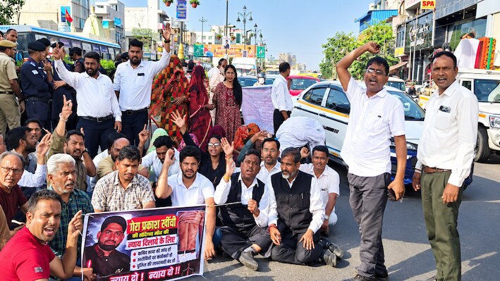 जयपुर होटल में युवक की मौत का मामला: परिजनों ने टोंक रोड किया जाम, लगाए नारे-'प्रेम प्रकाश को न्याय दो'