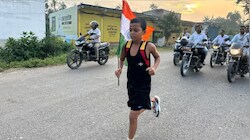हाथ में तिरंगा, पैरों में रफ्तार... 7 साल की अनामिका ने 30 KM दौड़कर बनाया नया रिकॉर्ड