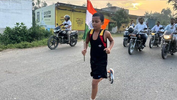हाथ में तिरंगा, पैरों में रफ्तार... 7 साल की अनामिका ने 30 KM दौड़कर बनाया नया रिकॉर्ड