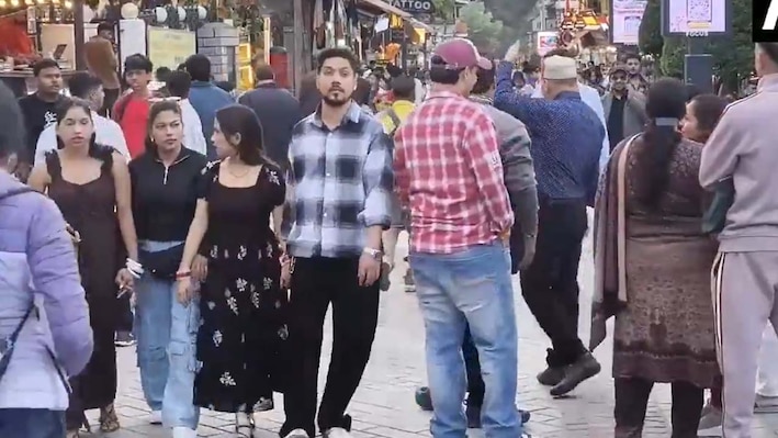 लंबे वीकेंड का क्रेज: नैनीताल से मैसुरु तक उमड़ा पर्यटकों का सैलाब, होटल के बढ़े दाम; सड़कों पर लगी लंबी कतारें