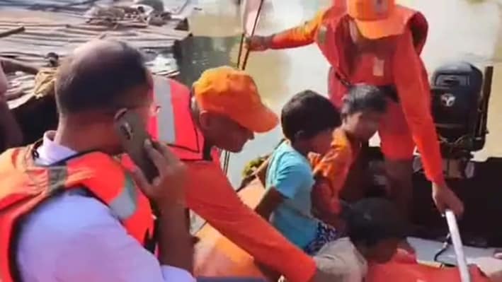 Bihar Flood: सारण में तटबंध से कई इलाके जलमग्न, 28 जगहों पर ऑरेंज अलर्ट, DM-SSP खुद मोर्चे पर उतरे