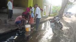 जान सस्ती, तेल महंगा: आगरा हाईवे पर टक्कर के बाद टैंकर का टैंक फटा, सड़क पर बहने लगा पेट्रोल-डीजल तो मची लूट