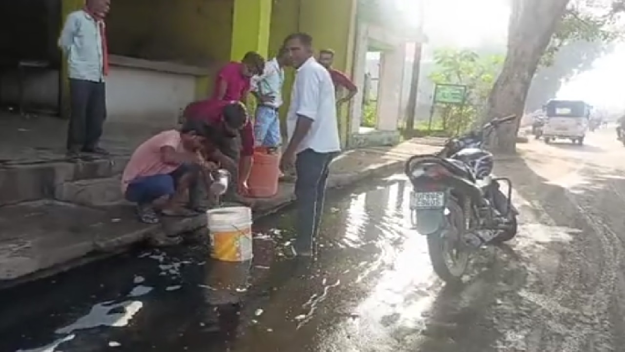 जान सस्ती, तेल महंगा: आगरा हाईवे पर टक्कर के बाद टैंकर का टैंक फटा, सड़क पर बहने लगा पेट्रोल-डीजल तो मची लूट जान सस्ती, तेल महंगा: आगरा हाईवे पर टक्कर के बाद टैंकर का टैंक फटा, सड़क पर बहने लगा पेट्रोल-डीजल तो मची लूट