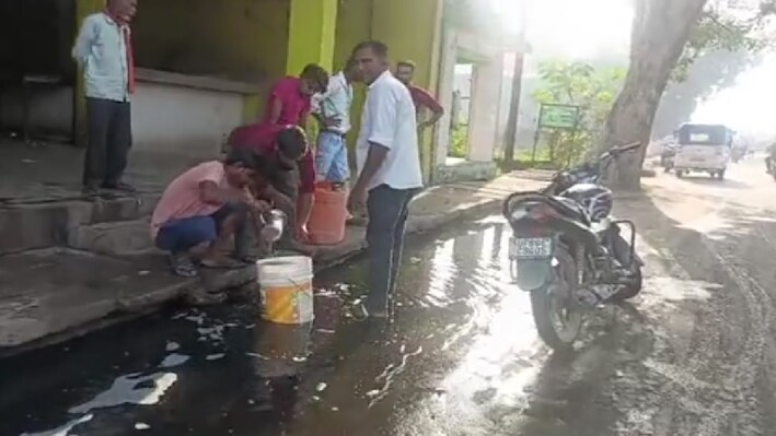 जान सस्ती, तेल महंगा: आगरा हाईवे पर टक्कर के बाद टैंकर का टैंक फटा, सड़क पर बहने लगा पेट्रोल-डीजल तो मची लूट