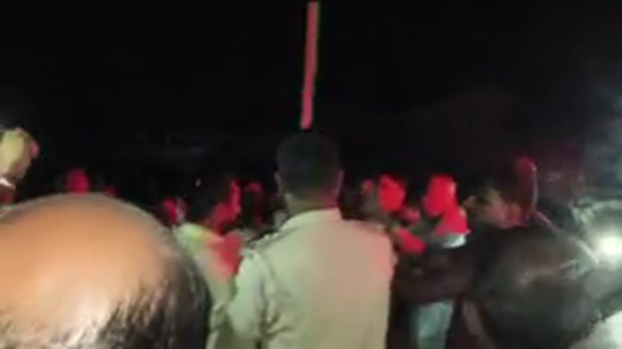 सीतामढ़ीः मारपीट की सूचना देकर पुलिस को बुलाया पीटा! SI और सिपाही घायल, 7 गिरफ्तार सीतामढ़ीः मारपीट की सूचना देकर पुलिस को बुलाया पीटा! SI और सिपाही घायल, 7 गिरफ्तार