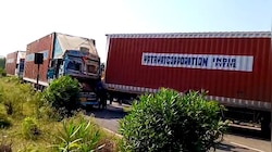 एक ही हाईवे पर दो हादसे: ट्रक की टक्कर से बाइक सवार की मौत, गोवंश को बचाने में तीन ट्रक भिड़े