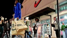 13 साल के लो पर Nike का शेयर, एक फैसला...और कंपनी के खाक हो गए 230 अरब डॉलर; 82% गिरी वैल्यूएशन