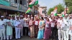 हाथों में बैनर और जुबां पर तीखे सवाल...अनूपपुर में 24 EVM गायब होने पर गरमाई सियासत, कांग्रेस कार्यकर्ताओं ने खोला मोर्चा