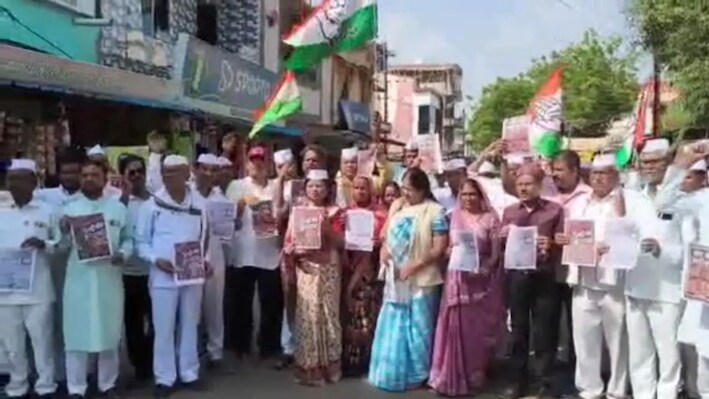 हाथों में बैनर और जुबां पर तीखे सवाल...अनूपपुर में 24 EVM गायब होने पर गरमाई सियासत, कांग्रेस कार्यकर्ताओं ने खोला मोर्चा