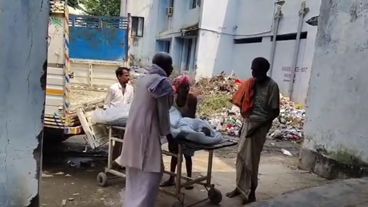 Bihar Crime: पटना में रिटायर्ड इंजीनियर का कार में मिला शव, शरीर पर गोली के निशान, वैशाली में पति ने पत्नी का गला काटा Bihar Crime: पटना में रिटायर्ड इंजीनियर का कार में मिला शव, शरीर पर गोली के निशान, वैशाली में पति ने पत्नी का गला काटा