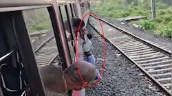 आया था मोबाइल झपटने और लटक गया ट्रेन की खिड़की पर: यात्रियों ने कई किलोमीटर लटकाकर सिखाया सबक