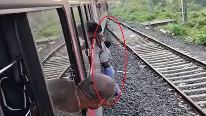आया था मोबाइल झपटने और लटक गया ट्रेन की खिड़की पर: यात्रियों ने कई किलोमीटर लटकाकर सिखाया सबक