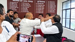 सपा की बैठक में बवाल! गोरखपुर में पूर्व जिलाध्यक्ष से हाथापाई, कुर्सी को लेकर जड़ा थप्पड़