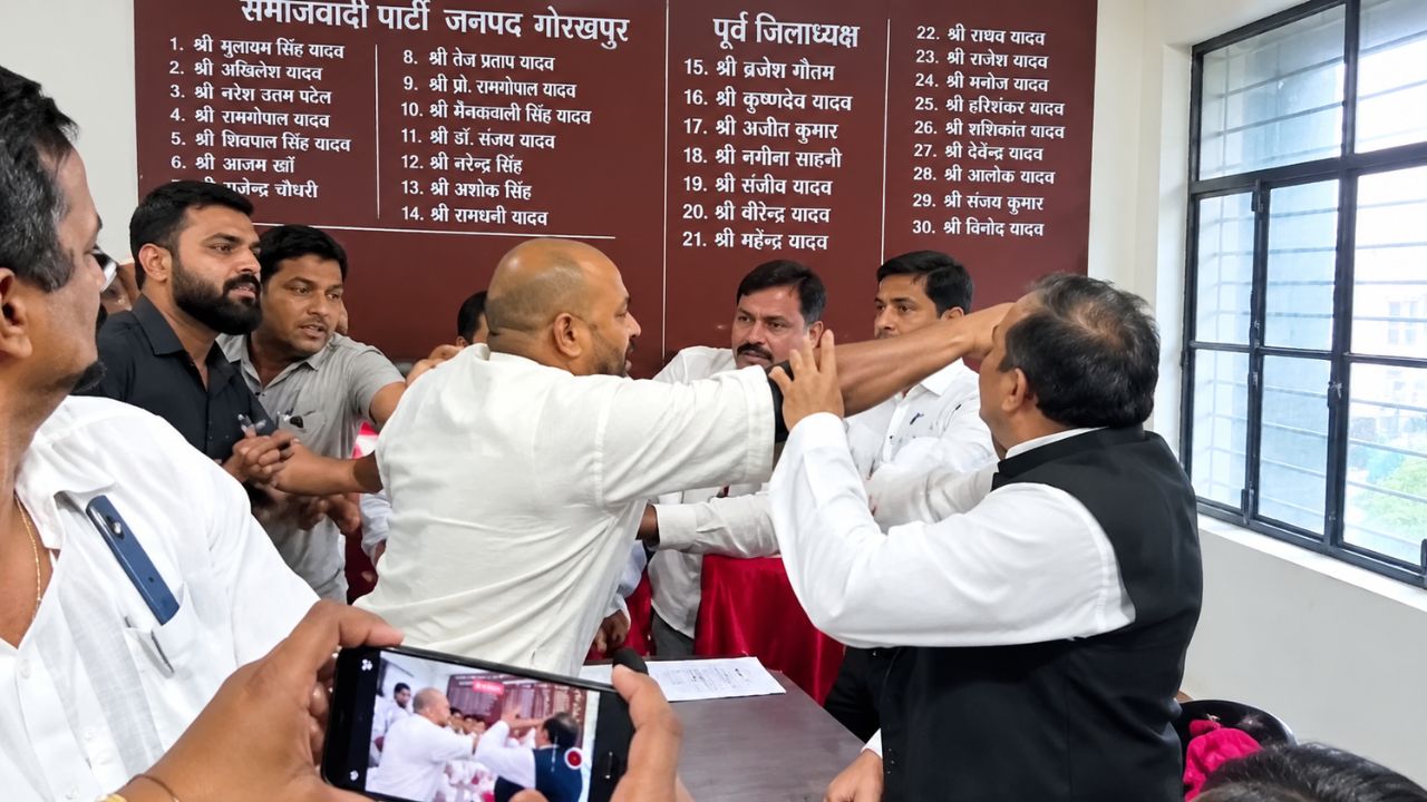 सपा की बैठक में बवाल! गोरखपुर में पूर्व जिलाध्यक्ष से हाथापाई, कुर्सी को लेकर जड़ा थप्पड़ सपा की बैठक में बवाल! गोरखपुर में पूर्व जिलाध्यक्ष से हाथापाई, कुर्सी को लेकर जड़ा थप्पड़