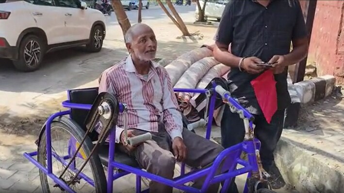 3 महीने से नहीं मिली वृद्धावस्था पेंशन: दिव्यांग बुजुर्ग 7 घंटे ट्राई साइकिल चलाकर पहुंचा कलेक्ट्रेट, दफ्तर बंद मिला तो छलके आंसू