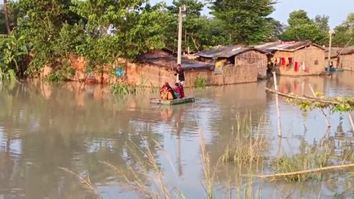 Bihar Flood: बाढ़ का पानी घटा, अब संक्रमण का खतरा बढ़ा, मोटरबोट चलाना हुआ मुश्किल