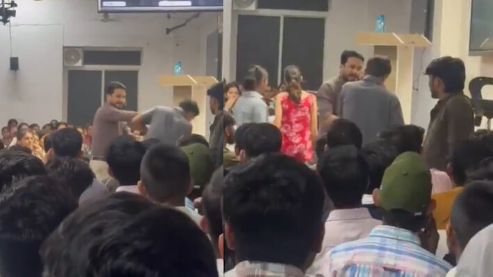 कोचिंग सेंटर में Teacher ने छात्र को 10  सेकंड में जड़े 7 थप्पड़, तड़ातड़ थप्पड़बाजी का वीडियो वायरल