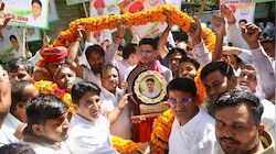 टोंक में सचिन पायलट का भव्य स्वागत: निकाय चुनाव में कांग्रेस की जीत के बाद रोड शो, काफिले की कार में लगी आग
