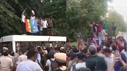 Delhi में CEC ज्ञानेश कुमार के खिलाफ प्रदर्शन: AAP नेताओं को किया डिटेन, छात्र संगठनों ने बैरिकेड्स तोड़े; बसों को रोका