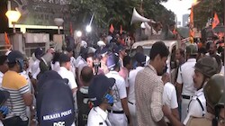 'भारत माता और विवेकानंद की तस्वीर पर थूका, देश विरोधी नारे लगे': सत्यजीत रे इंस्टीट्यूट के बाहर फिर हुआ बवाल