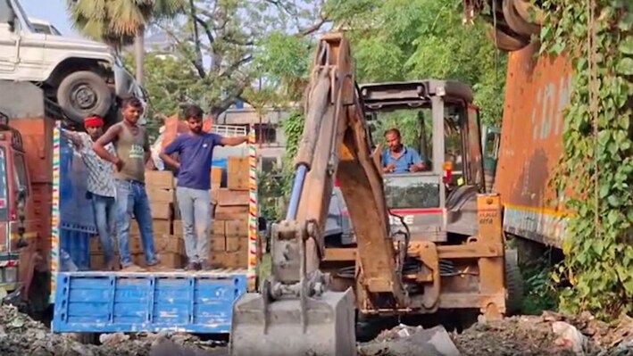 मुजफ्फरपुर में मद्यनिषेध विभाग का बड़ा एक्शन: 8,545 लीटर जब्त देसी-विदेशी शराब पर चला बुलडोजर, 1 करोड़ की खेप नष्ट
