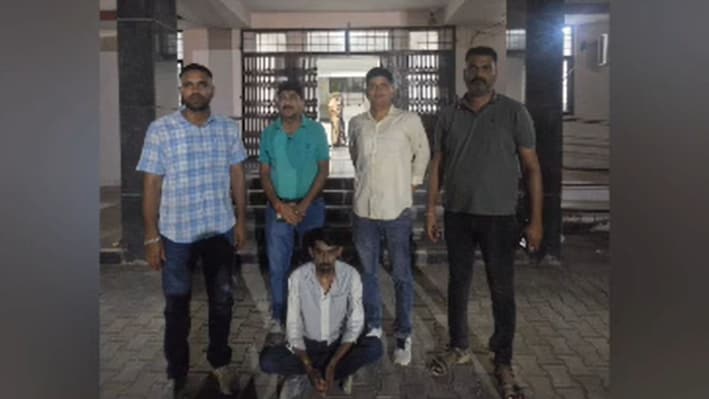 दीवार फांदी, खेतों में दौड़ा...गवरी की भीड़ में छिपा: फिर भी ANTF से नहीं बच पाया 25 हजार का इनामी