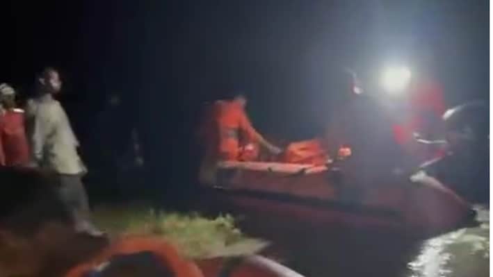 मुजफ्फरपुर में गंडक नदी के बीच फंसी मोटरबोट: 27 लोगों की जान पर बनी आफत, NDRF ने किया रेस्क्यू