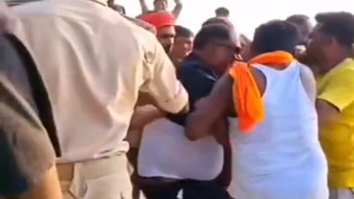 Bihar Flood: सारण के भगवानपुर सरौजा में तटबंध टूटने पर बवाल, ग्रामीणों ने SDO और JE को घेरा