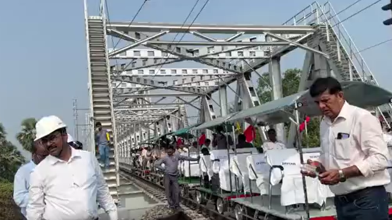 मोकामा में गंगा पार करने का नया विकल्पः नए रेल पुल पर रात 1:40 बजे 90 KMPH की स्पीड से गुजरी महानंदा एक्सप्रेस मोकामा में गंगा पार करने का नया विकल्पः नए रेल पुल पर रात 1:40 बजे 90 KMPH की स्पीड से गुजरी महानंदा एक्सप्रेस