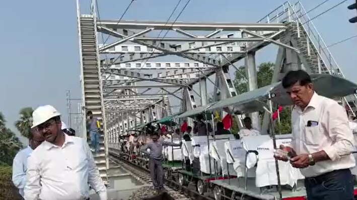 मोकामा में गंगा पार करने का नया विकल्पः नए रेल पुल पर रात 1:40 बजे 90 KMPH की स्पीड से गुजरी महानंदा एक्सप्रेस