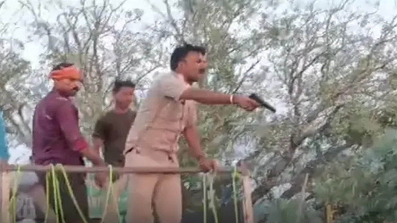 छपरा में बाढ़ पीड़ितों पर पिस्तौल तानने वाला SI निलंबितः राहत सामग्री वितरण के दौरान हुआ था विवाद छपरा में बाढ़ पीड़ितों पर पिस्तौल तानने वाला SI निलंबितः राहत सामग्री वितरण के दौरान हुआ था विवाद